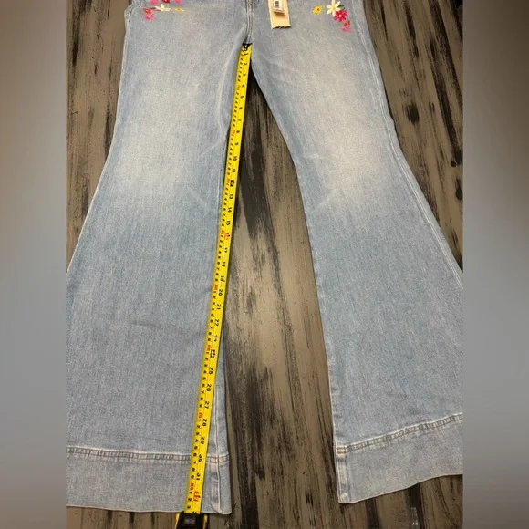 Alice + Olivia "Beautiful" High-Rise Bell Bottom Jeans - Floral Embroidered NWT - Picture 7 of 16